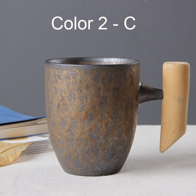 Tasse rétro japonaise avec glaçure rouillée et poignée en bois