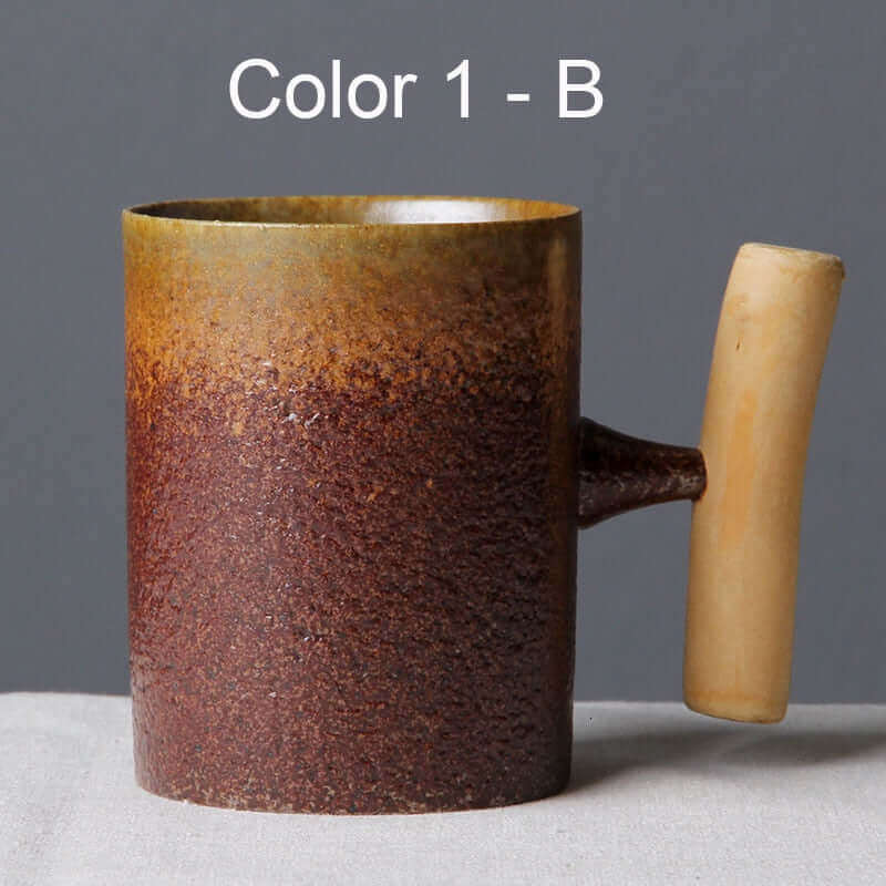 Tasse rétro japonaise avec glaçure rouillée et poignée en bois