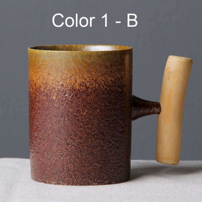 Tasse rétro japonaise avec glaçure rouillée et poignée en bois