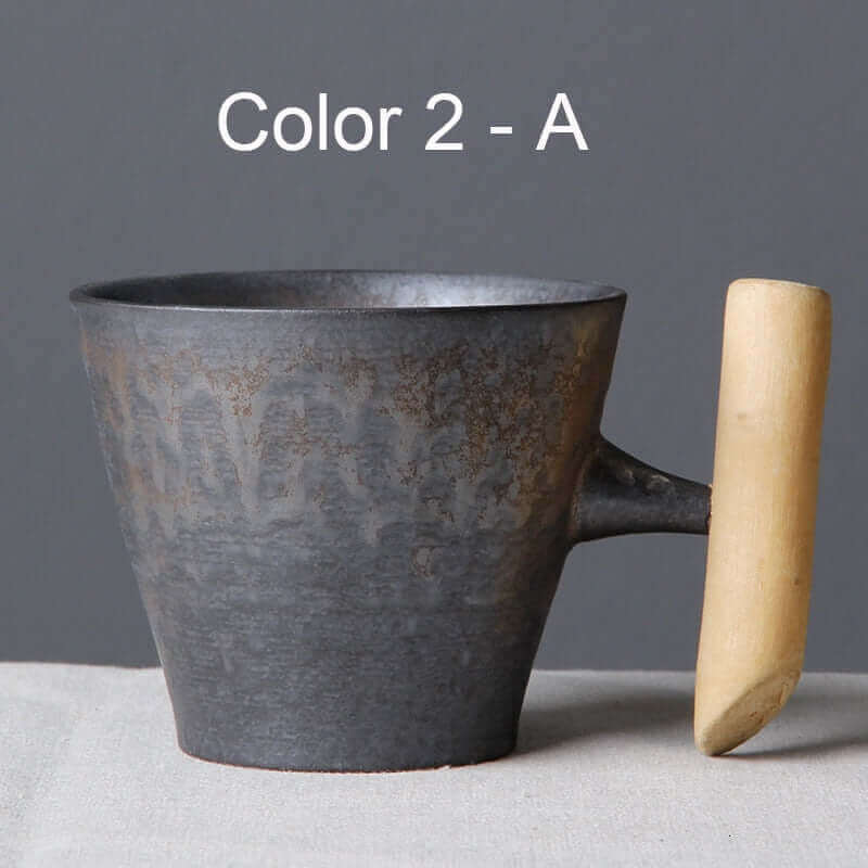 Tasse rétro japonaise avec glaçure rouillée et poignée en bois