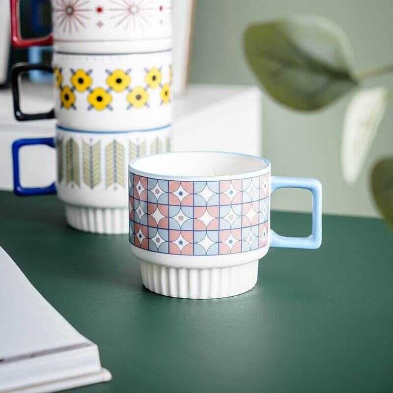Design moderne des années 50 audacieux | Tasses nordiques dans 4 styles différents