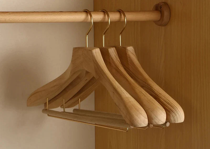Aurora Grandes Cintres Épaules en Bois – Organisateur de Costumes et Manteaux en Bois de Camphre Premium (Set de 2)