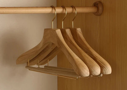 Aurora Grandes Cintres Épaules en Bois – Organisateur de Costumes et Manteaux en Bois de Camphre Premium (Set de 2)