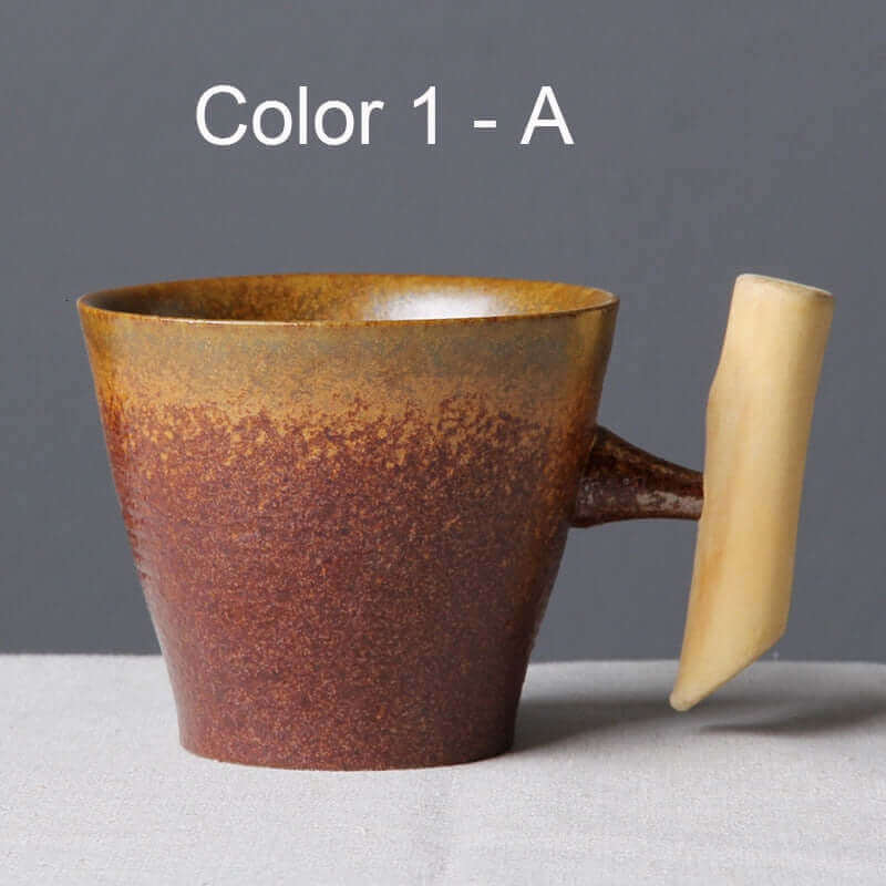 Tasse rétro japonaise avec glaçure rouillée et poignée en bois