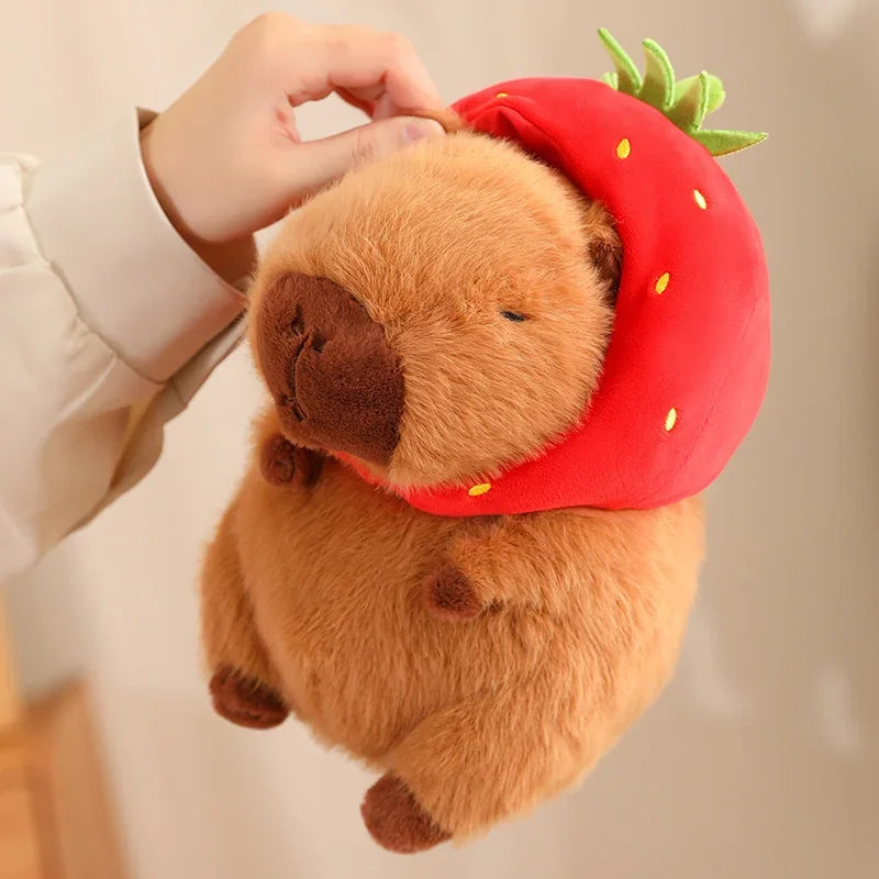 Kawaii Capybara Peluche - Animal en Peluche Fluffy avec Sac de Tortue & Casquette de Fraise, Idéal Cadeau d'Anniversaire pour Enfants & Décoration de Maison