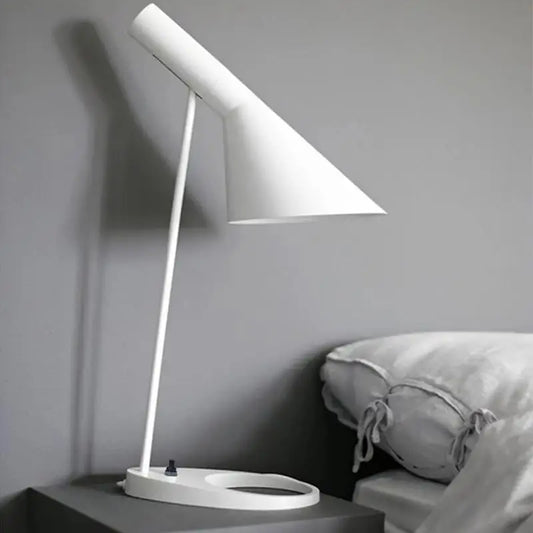 LuxeMétal – Lampe de Table en Métal pour Décor Contemporain