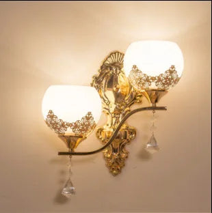 CrystalLuxe – Applique LED dorée pour un éclairage ambiance