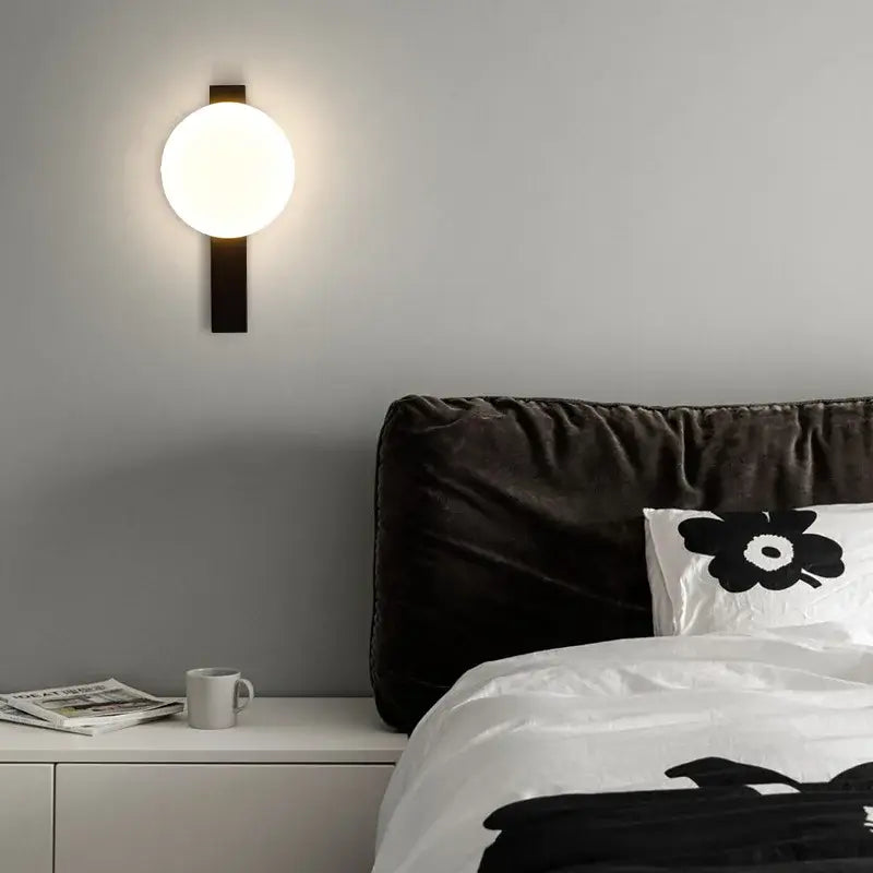 Éclairage décoratif avec boule en verre blanc laiteux