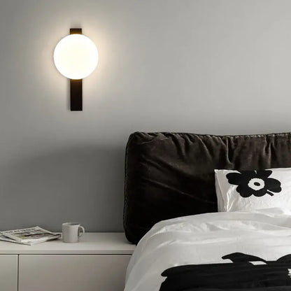 Éclairage décoratif avec boule en verre blanc laiteux