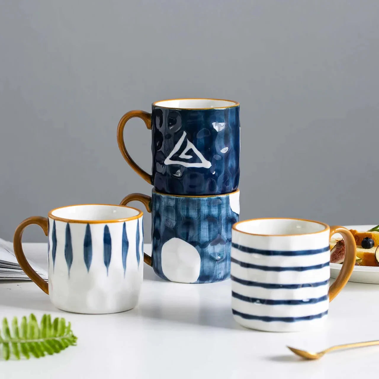 Ensemble de belles grandes tasses avec couvercle en bois