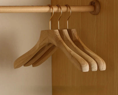 Aurora Grandes Cintres Épaules en Bois – Organisateur de Costumes et Manteaux en Bois de Camphre Premium (Set de 2)