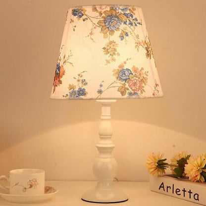 Floroux Lampe de Table Exclusive avec Abat-jour en Tissu | Motif Floral | Design de Vase | Fonction de Dimming LED | Éclairage Élégant pour la Maison