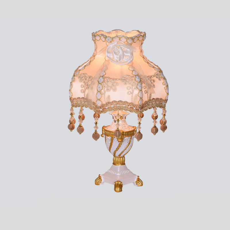 Floroux Lampe de Table Européenne | Tissu & Dentelle | Élégante Base en Résine Lumineuse | Décoration & Éclairage