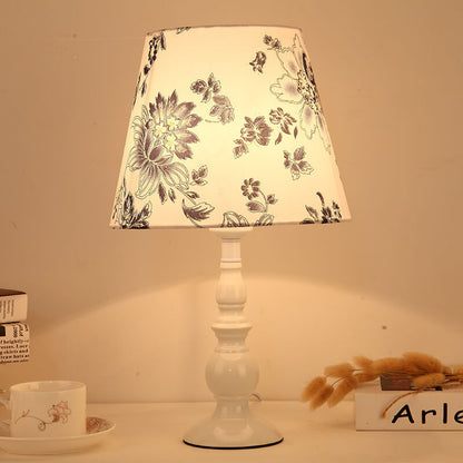 Floroux Lampe de Table Exclusive avec Abat-jour en Tissu | Motif Floral | Design de Vase | Fonction de Dimming LED | Éclairage Élégant pour la Maison