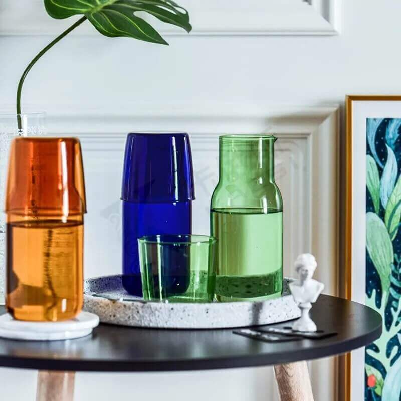 Ensemble de 2 pièces verres de nuit colorés et carafe