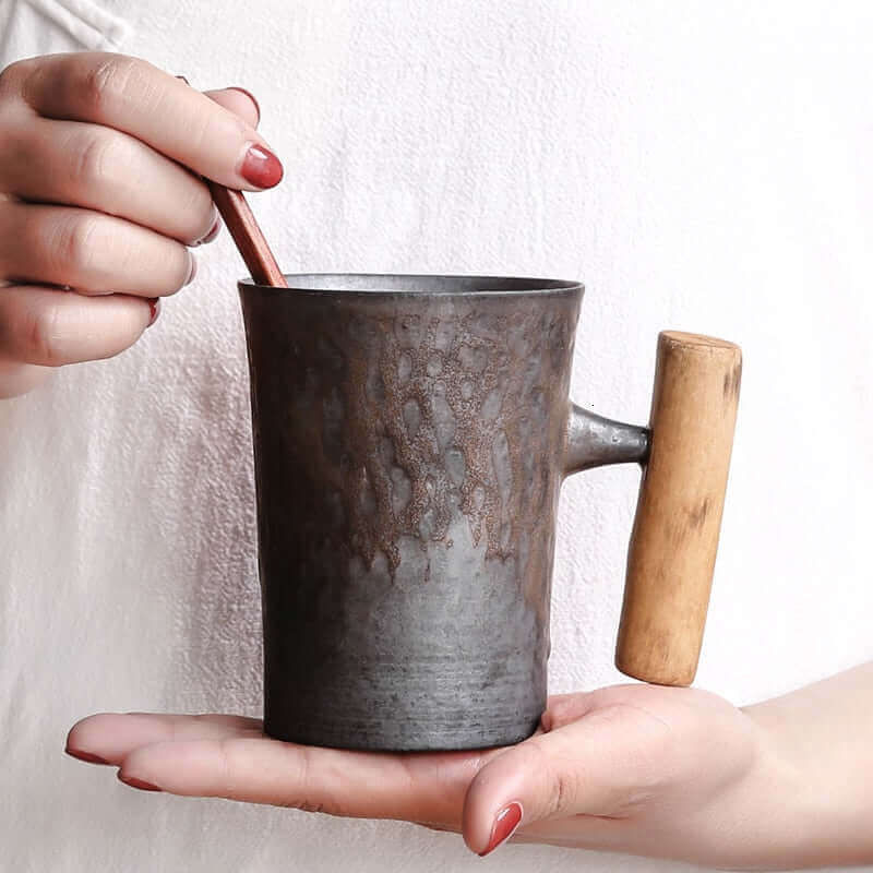 Tasse rétro japonaise avec glaçure rouillée et poignée en bois