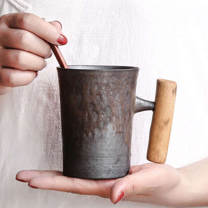 Tasse rétro japonaise avec glaçure rouillée et poignée en bois