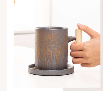 Tasse rétro japonaise avec glaçure rouillée et poignée en bois