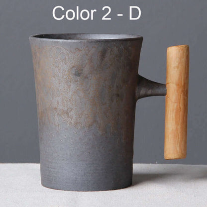 Tasse rétro japonaise avec glaçure rouillée et poignée en bois