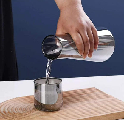 Bouteille d'eau de nuit de chevet avec verre