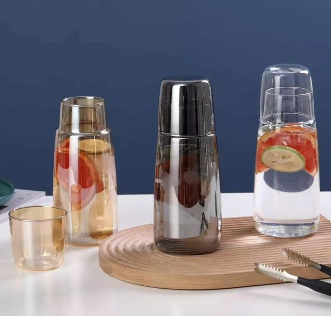 Bouteille d'eau de nuit de chevet avec verre