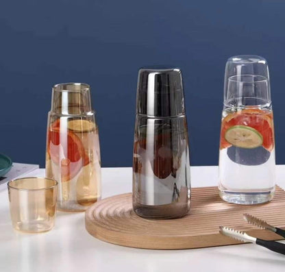 Bouteille d'eau de nuit de chevet avec verre