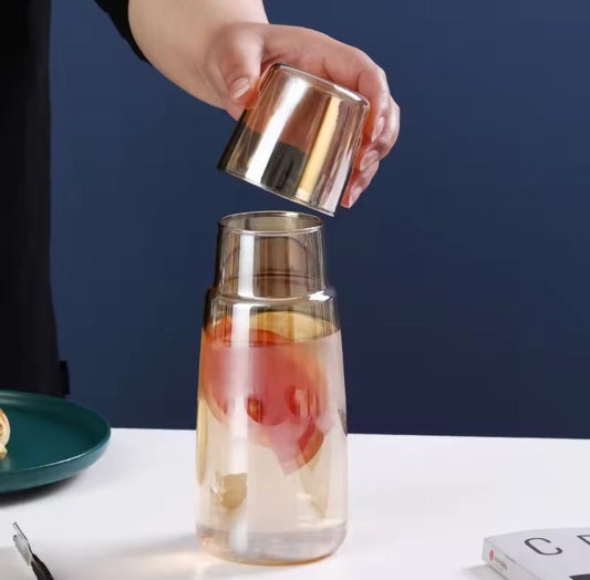 Bouteille d'eau de nuit de chevet avec verre