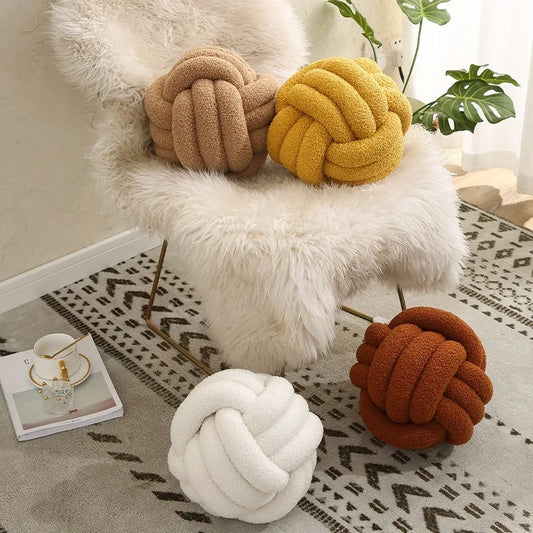 Coussin décoratif - Douillet - Boule nouée à la main - Peau de mouton