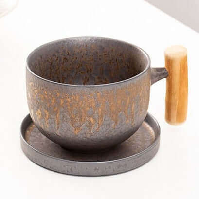 Tasse rétro japonaise avec glaçure rouillée et poignée en bois