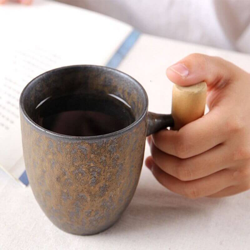Tasse rétro japonaise avec glaçure rouillée et poignée en bois