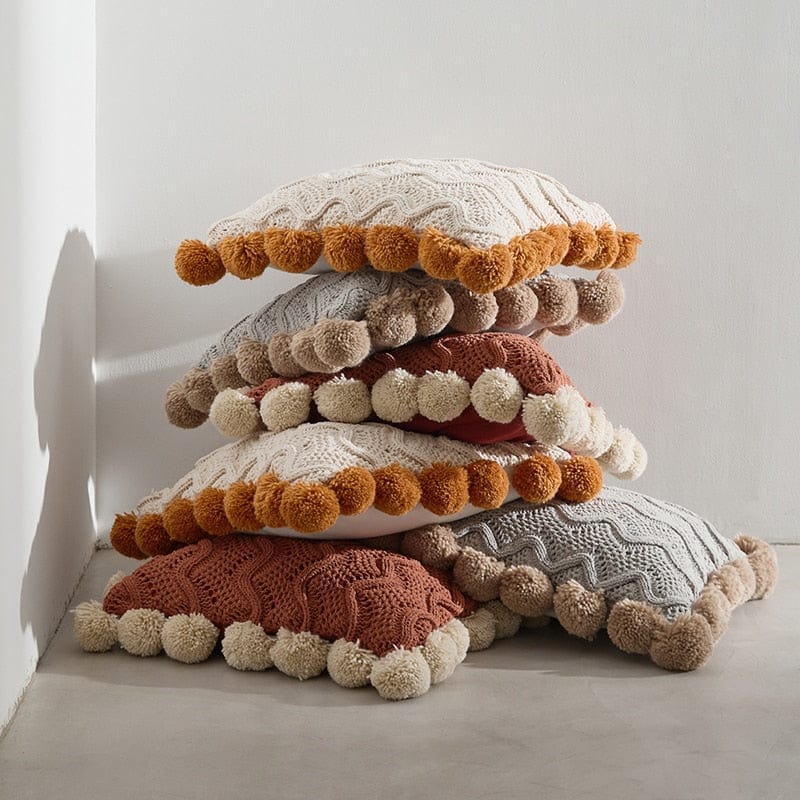 Couvre-coussins en tricot avec pompons