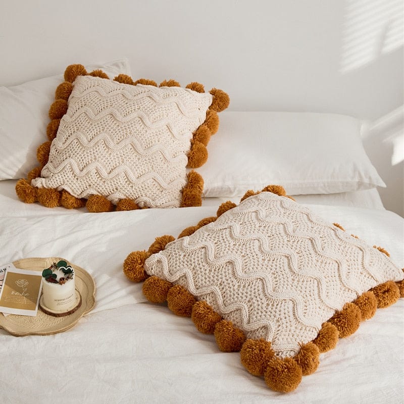 Coussin en tricot avec pompons