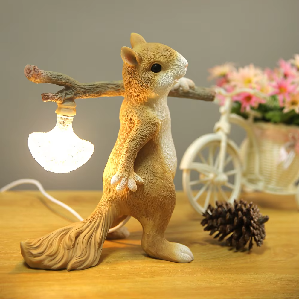 Twinkletwig | Lampe de table inspirée de la nature avec écureuil et tronc d'arbre