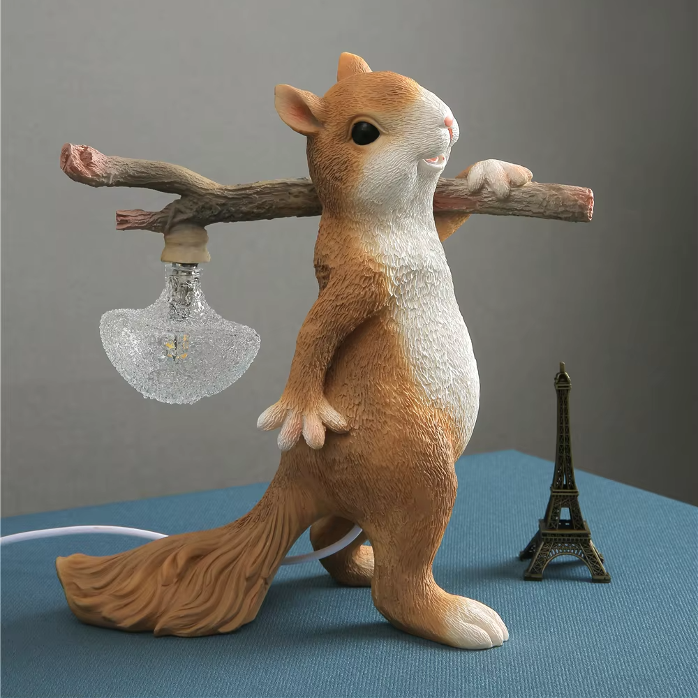 Twinkletwig | Lampe de table inspirée de la nature avec écureuil et tronc d'arbre