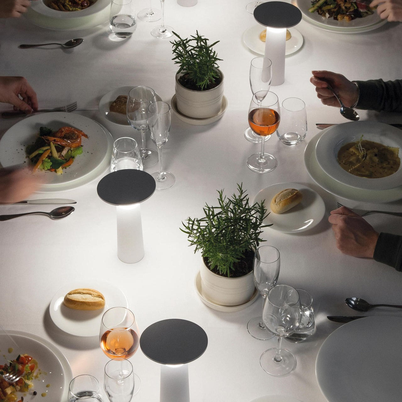 FlexiLume – Lampe LED Extérieure avec Bras Ajustable et Éclairage Pivotant