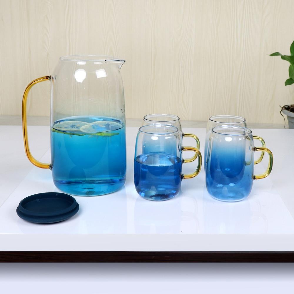 Ensemble de carafes en verre bleu ombragé