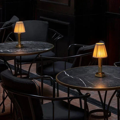 Floroux – Lampe de table sans fil chic avec surface métallique douce