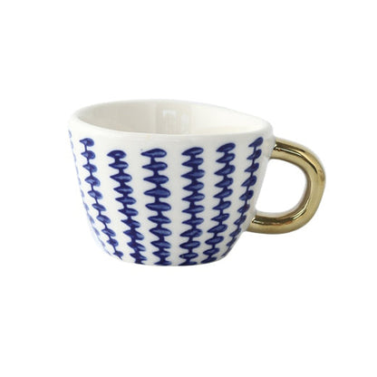 Tasse avec motif géométrique abstrait et anse dorée