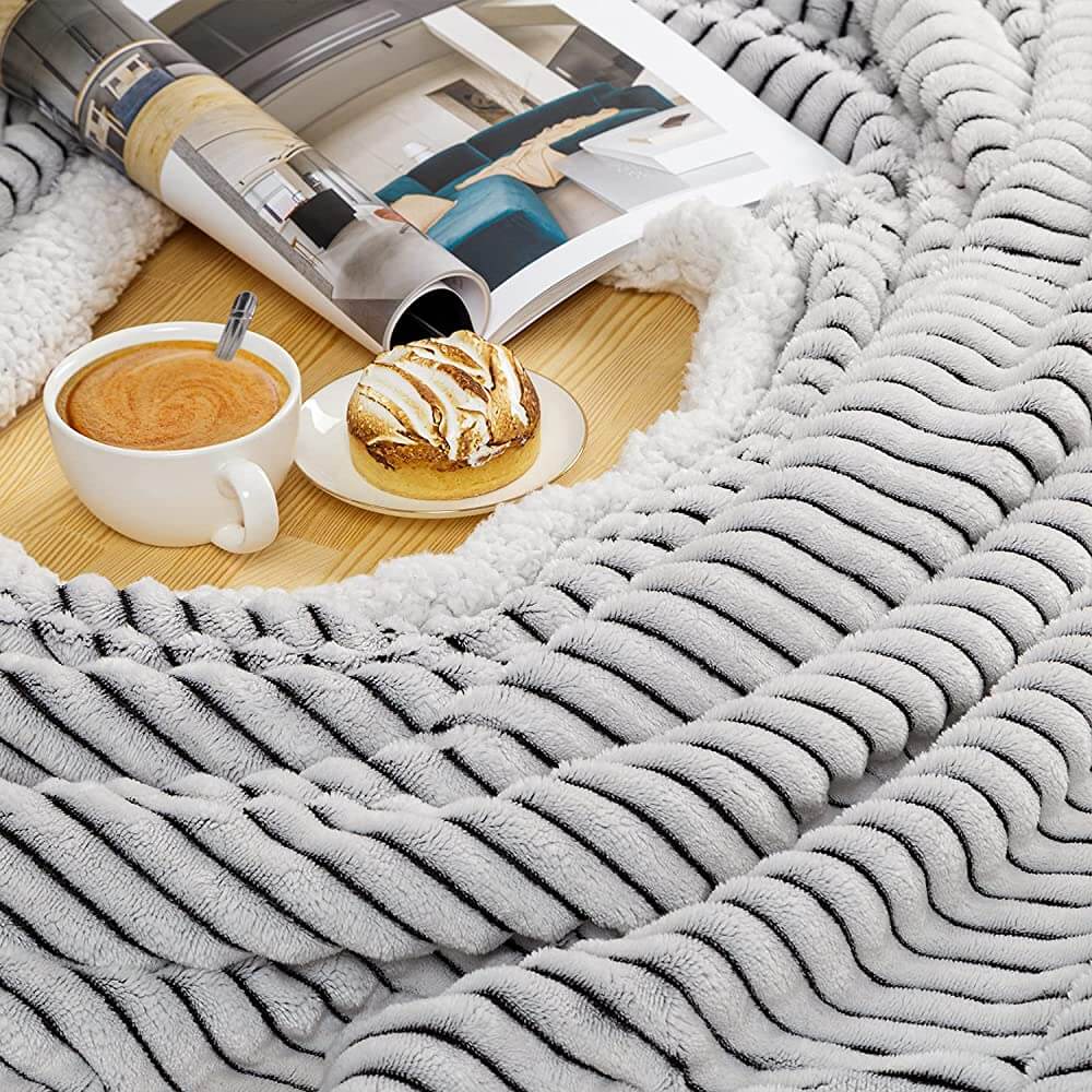 Couverture jetée, super douce peluche chaude rayée pour canapé lit