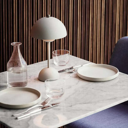 Lumière Lunaire - Lampe de Table LED pour une Ambiance Moderne