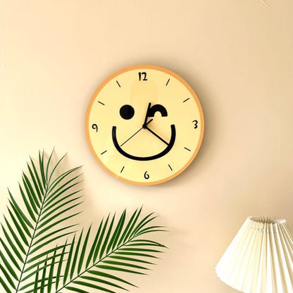 Horloge murale avec un cartoon smiley jaune