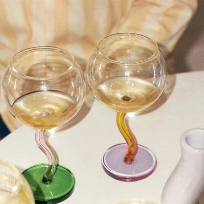 Verre coloré avec tige torsadée