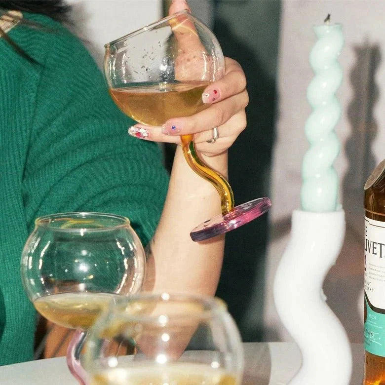 Verre coloré avec tige torsadée
