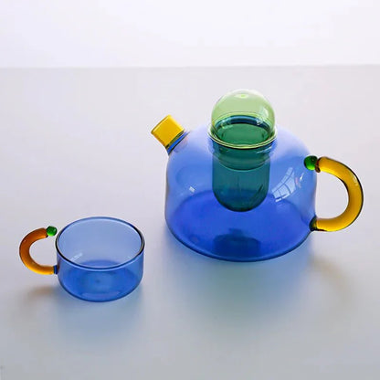 Ensemble de bouilloire et de tasses transparentes en couleur contrastante