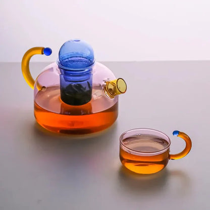 Ensemble de bouilloire et de tasses transparentes en couleur contrastante