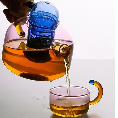 Ensemble de bouilloire et de tasses transparentes en couleur contrastante