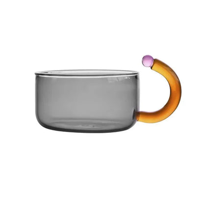 Ensemble de bouilloire et de tasses transparentes en couleur contrastante