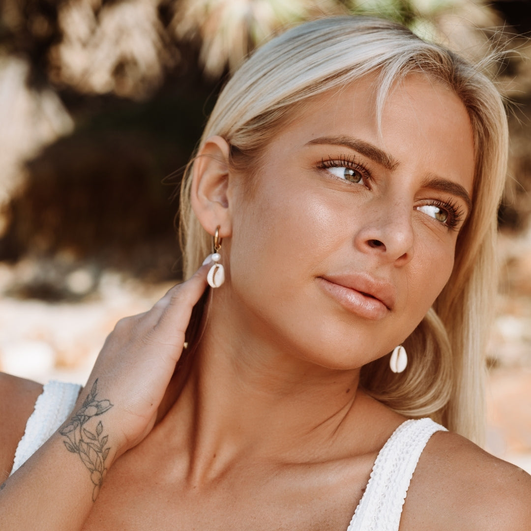 Boucles d'oreilles élégantes en coquillage cowrie - Collection Elara