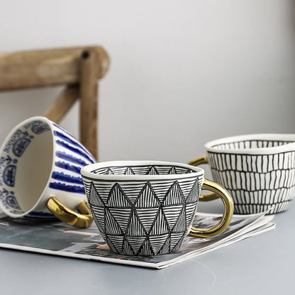 Tasse avec motif géométrique abstrait et anse dorée