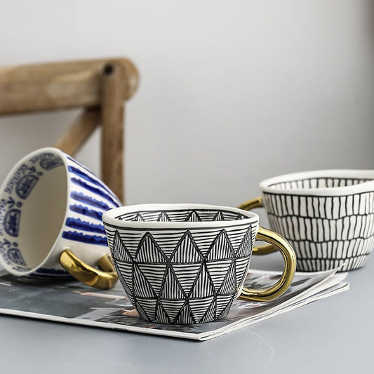 Tasse avec motif géométrique abstrait et anse dorée
